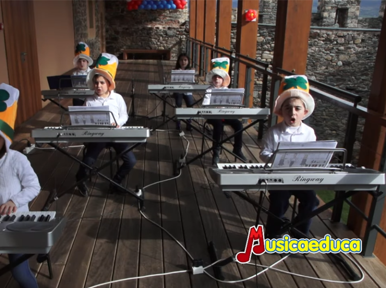 El baile de San Patricio interpretado por los alumnos de CEM Bierzo y Paul Horsey ganadores del III Concurso de Vídeos Musicaeduca